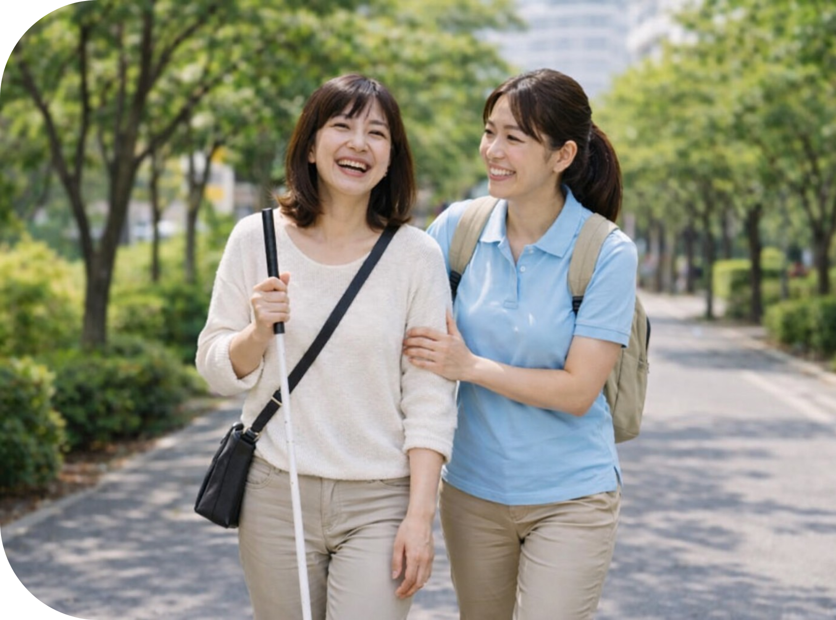 街路樹の中を歩く女性とサポートする女性